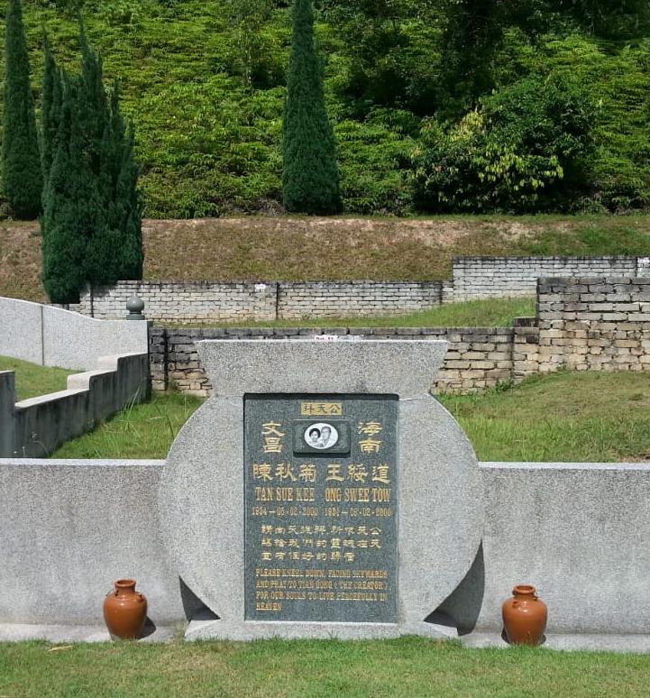 Headstone of Bro Ong Swee Tow and Sis Tan Sue Kee